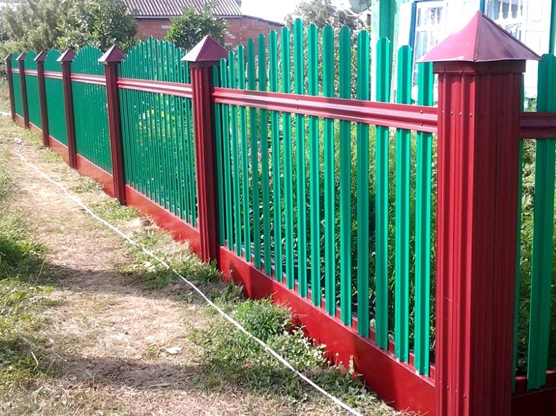 Забор из металлического штакетника цвета мха