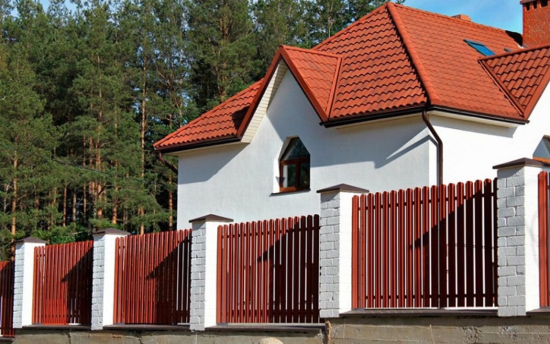 Забор из металлического штакетника цвета Бордо